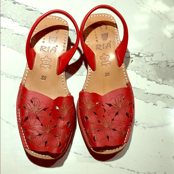 Ladies red shoes - Picture 1 of 6